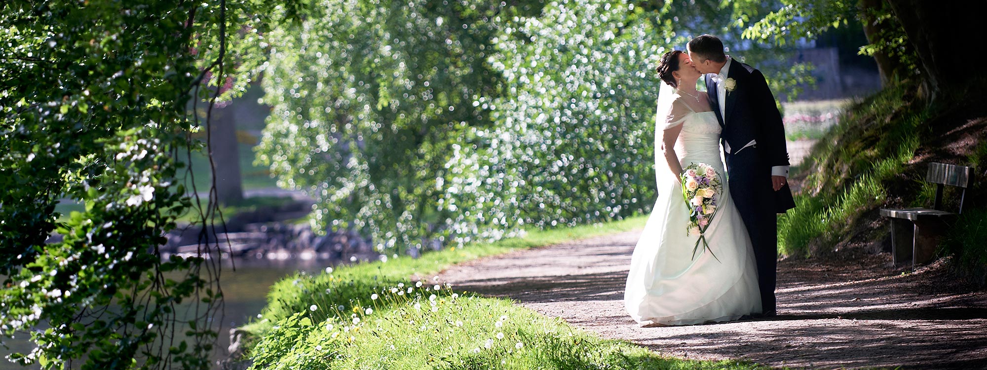 Bryllupsbillede af det første kys